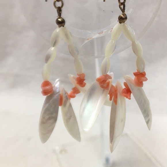 Coral colored Shell chip Necklace and earring set - Picture 5 of 8